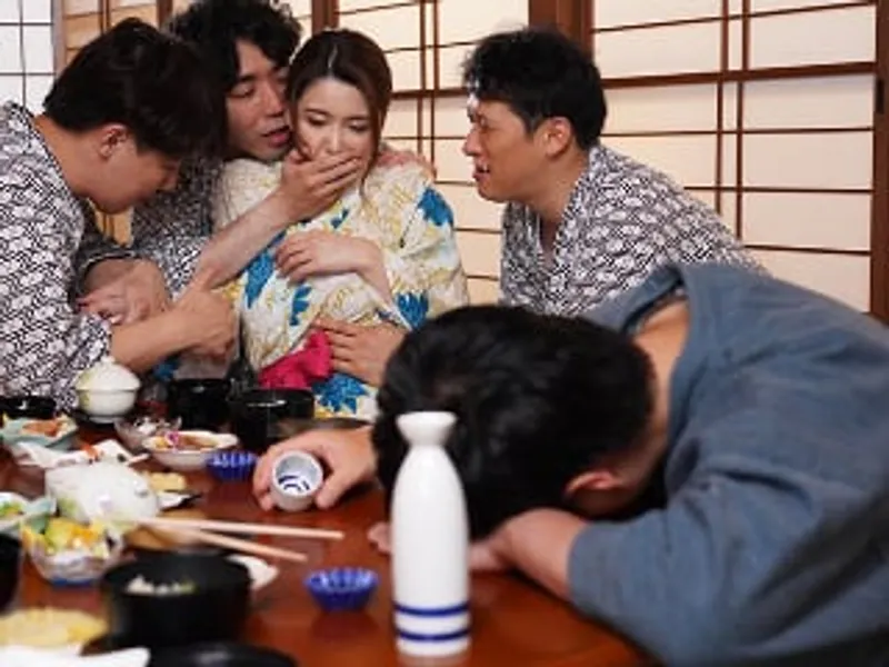 đưa người vợ đi suối nước nóng, chồng không biết cô vợ bị người khác làm tình sấp mặt