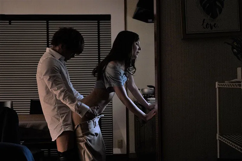 Sếp đi công chuyện, cậu nhân viên đến nhà chịch người vợ ông ấy