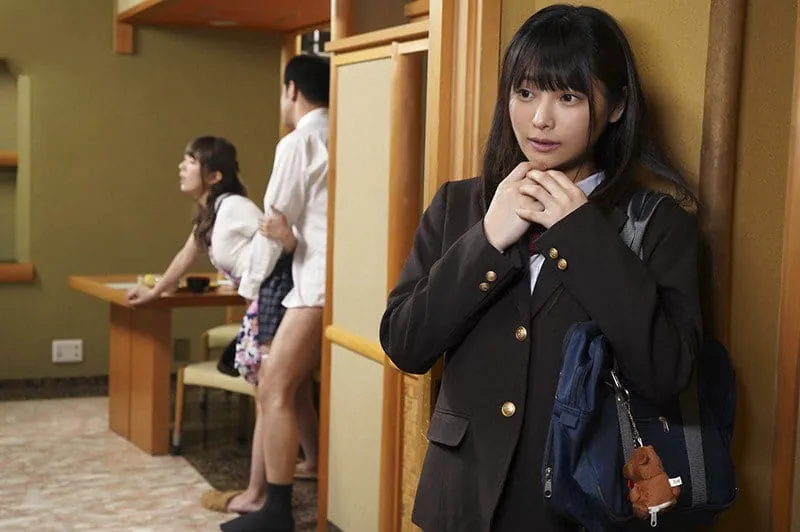 Tiểu thư riêng thấy thèm khi nhìn trộm bố dượng nện mẹ