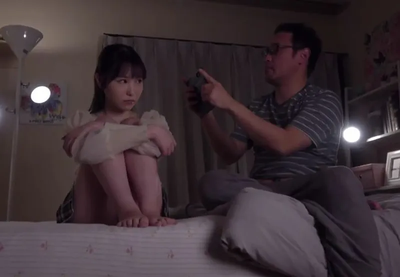 Mẹ tái hôn, con chim nhỏ đáng buồn bị bố dượng đâm cả lỗ trên lẫn lỗ dưới